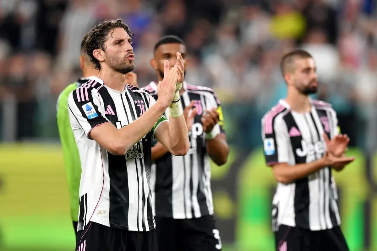 Juventus players applauding fans after the match Juventus players applauding fans after the match