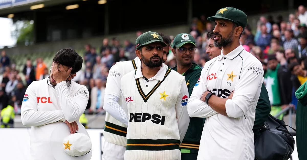 Pakistani cricket players discussing during match Pakistani cricket players discussing during match